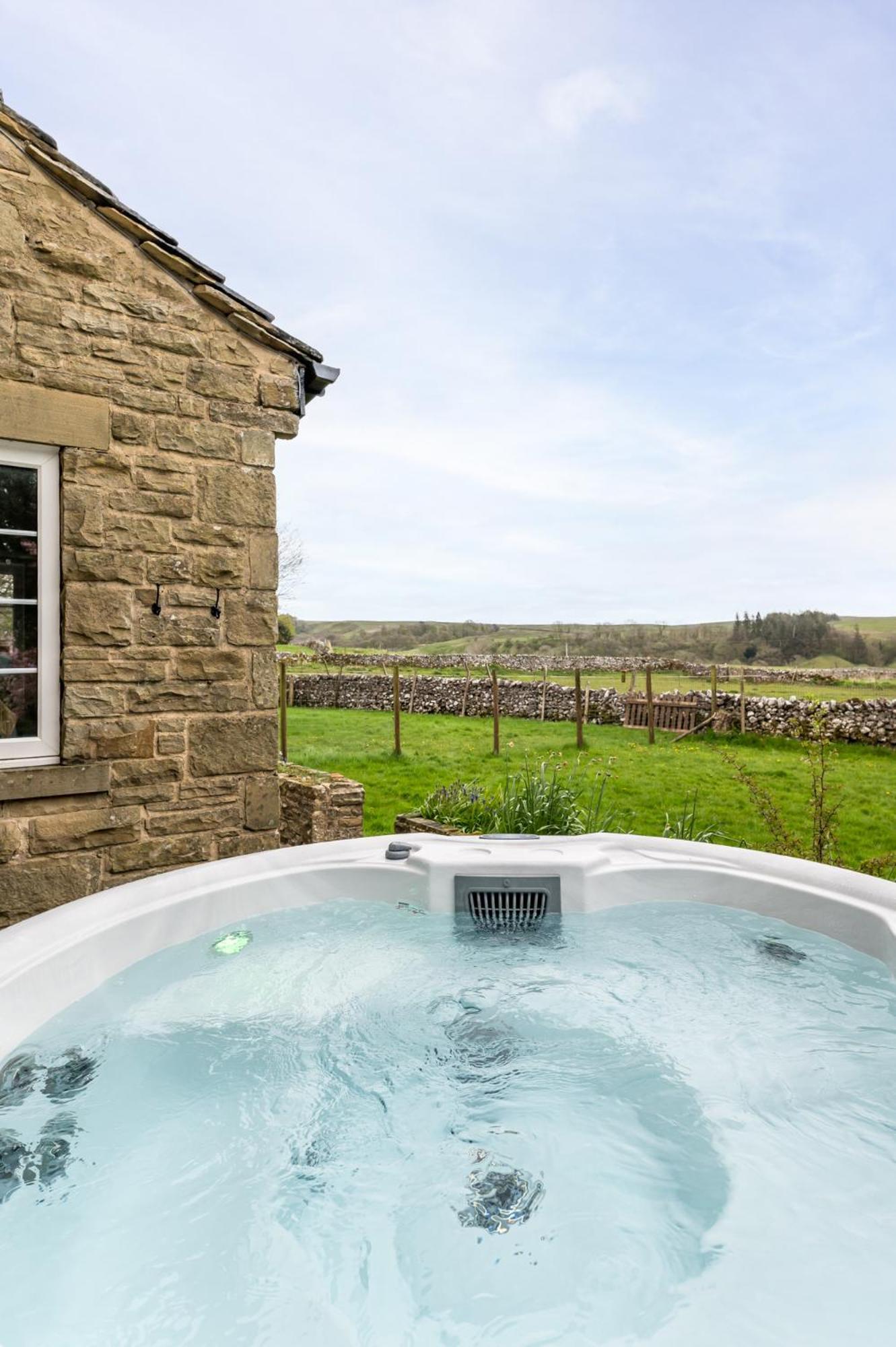 Central Malham Wellbeing Escape With Hot Tub Sleeps 8 外观 照片