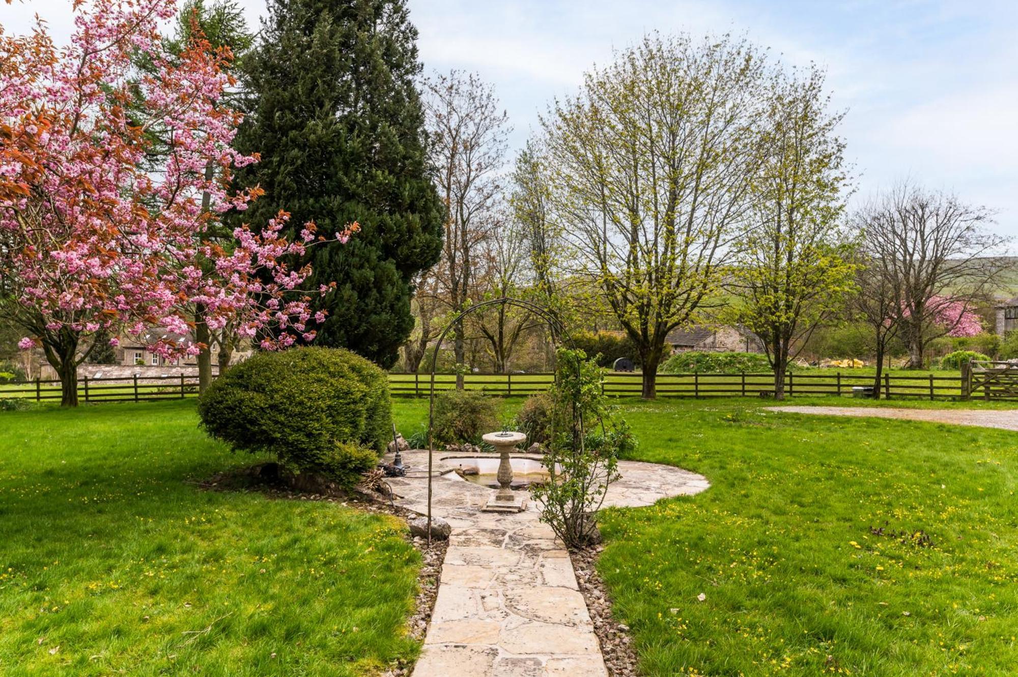 Central Malham Wellbeing Escape With Hot Tub Sleeps 8 外观 照片